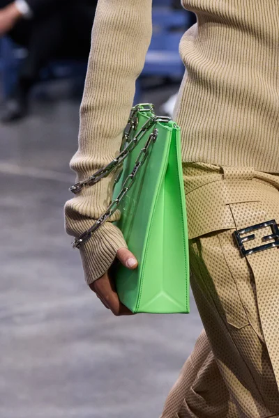 Look 19
